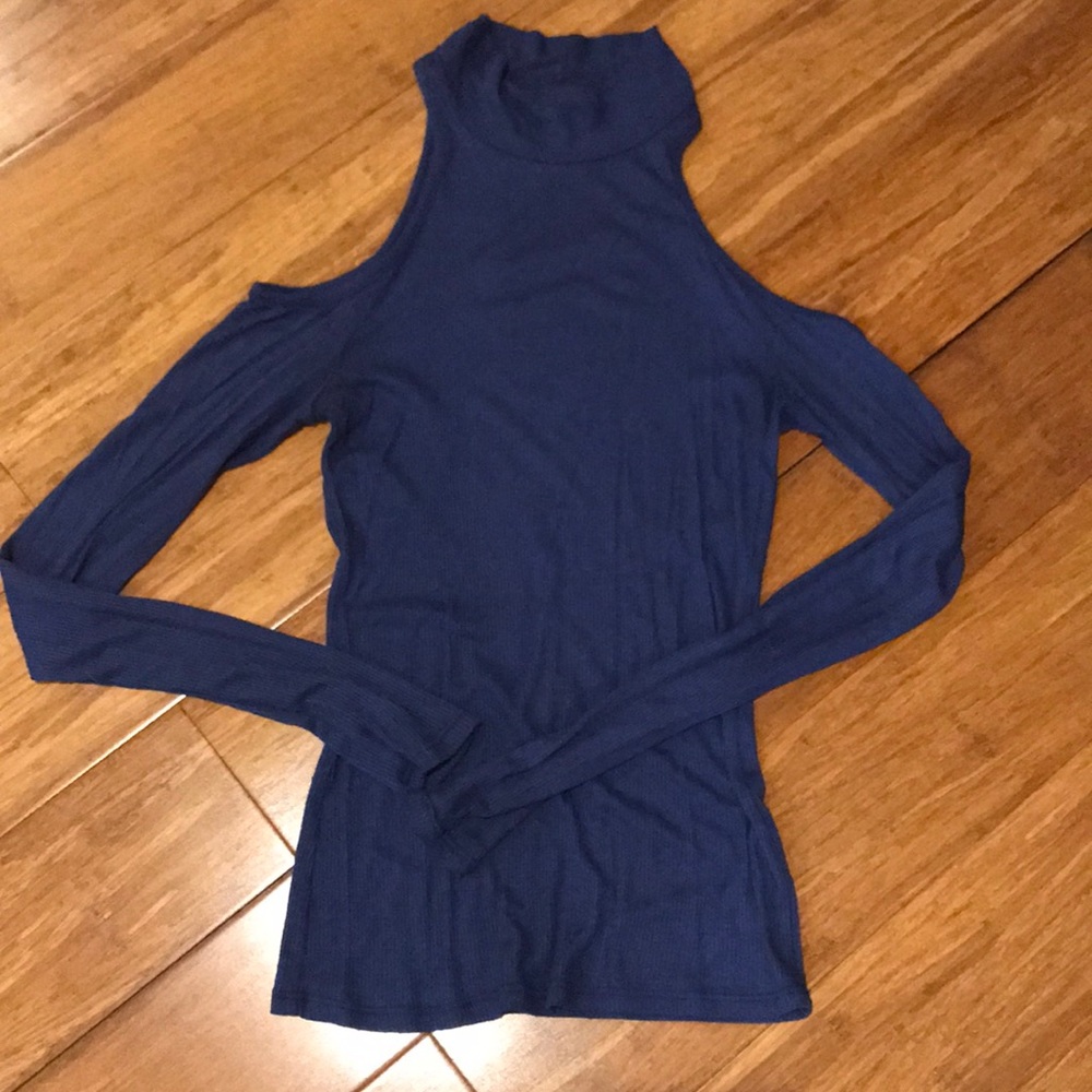 Cold shoulder top💙